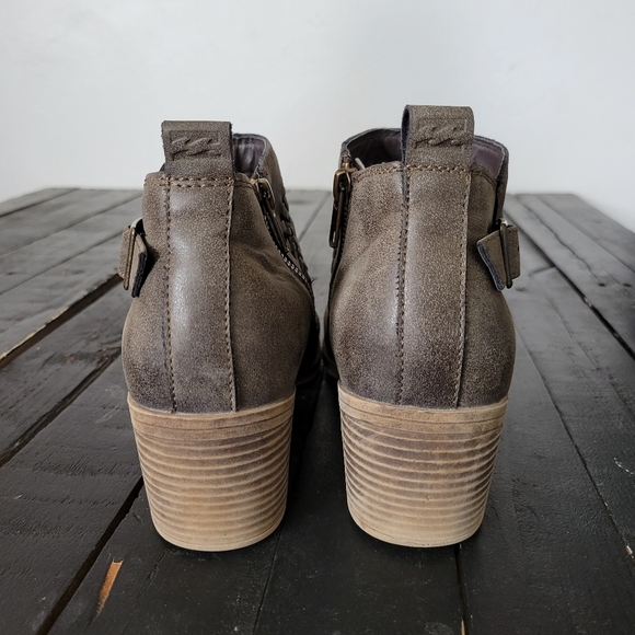 Billabong Take a Walk Booties Women's 7 Greige Grey Beige Taupe Braided Buckle - Picture 3 of 9